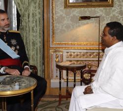 Su Majestad el Rey Don Felipe conversa tras la entrega de la Carta Credencial con el embajador de la República Federal Democrática de Etiopía, Nega Ts