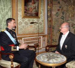 Su Majestad el Rey conversa con el embajador del Principado de Mónaco, Jean-Luc Marcel Van Klaveren tras recibir la Carta Credencial