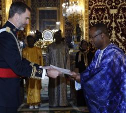 Don Felipe recibe de manos del embajador de la República del Senegal, Abdou Salam Diallo