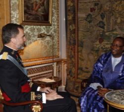 Su Majestad el Rey conversa con el embajador de la República del Senegal, Abdou Salam Diallo, tras recibir la Carta Credencial