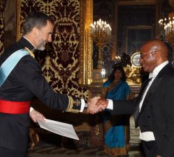 Su Majestad el Rey recibe la Carta Credencial de manos del embajador de la República de Sudáfrica, Lulama Smuts Ngonyama