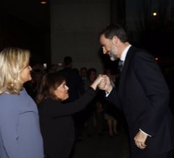 Su Majestad el Rey recibe el saludo de la vicepresidenta del Gobierno y ministra de la Presidencia, Soraya Sáenz de Santamaría a su llegada al Auditor