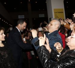 Don Felipe y Doña Letizia saludan a las personas que se congregaron a su salida del concierto "In Memoriam" en homenaje a las víctimas del t