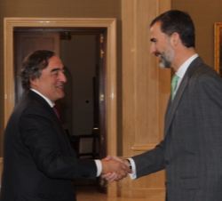 Su Majestad el Rey recibe el saludo del presidente de la Confederación Española de Organizaciones Empresariales-CEOE, Juan Rosell Lastortras