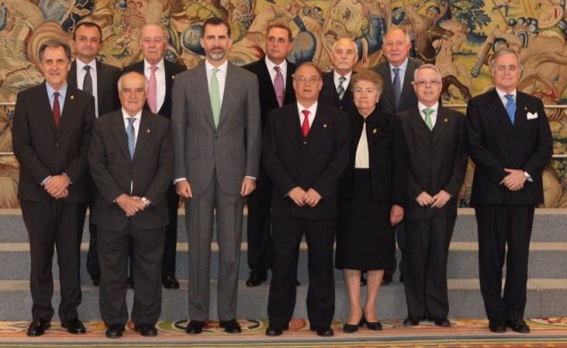 Fotografía de grupo de Su Majestad el Rey con la Junta de Gobierno de la Real Academia de Cultura Valenciana
