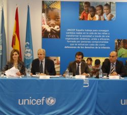 Doña Letiza en la mesa de reunión del Patronato de la Fundación UNICEF Comité Español