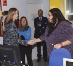 Doña Letizia recibe el saludo de una de las trabajadoras de UNICEF España