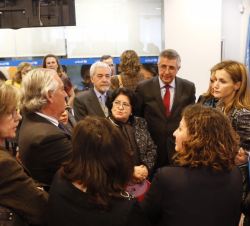 Su Majestad la Reina conversa con asistentes a la reunión del Patronato, a su finalización, en la sede de UNICEF España
