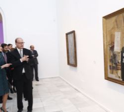 Su Majestad la Reina contempla unas de las obras, atenta a las explicaciones del director del Kunstmuseum, Bernhard Mendes Bürgi