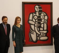 Doña Letizia junto a la obra "Dos Figuras", desnudos sobre fondo rojo, de Fernand Léger