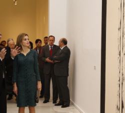 Doña Letizia durante su recorrido por la exposición