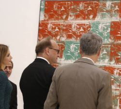 Su Majestad la Reina observa una de las obras expuestas procedentes de la Colección de Arte Moderno y Contemporáneo del Kunstmuseum de Basilea