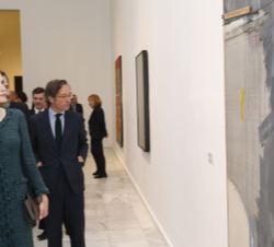 Doña Letizia en el transcurso de su visita a la inauguración de las exposiciones procedentes de la Colección de Arte Moderno y Contemporáneo del Kunst