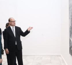Su Majestad la Reina escucha atentamente las explicaciones del director del Kunstmuseum, Bernhard Mendes Bürgi
