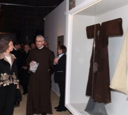 La Reina contempla algunas de las piezas de la exposición dedicada a Santa Teresa de Jesús.