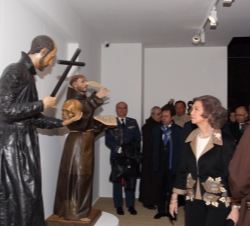 Doña Sofía contempla la escultura de San Francisco de Borja, obra de Juan Martínez Montañés.