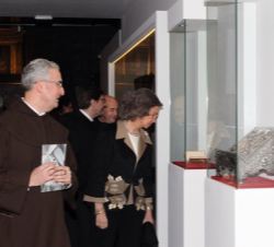 La Reina Doña Sofía observa algunas de las piezas que componen la exposición. 