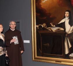 Doña Sofía, junto al comisario de la muestra Juan Dobado, contempla el retrato de "Santa Teresa de Jesús" de Zurbarán.