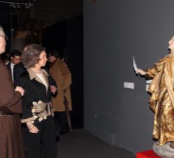 Doña Sofía contempla una escultura de la exposición.
