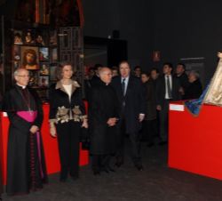 Doña Sofía, con el presidente de la Conferencia Episcopal, el obispo de Ávila, el comisario de la muestra y el presidente de la Junta de Castilla y Le