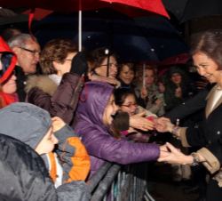 Doña Sofía saluda a los ciudadanos que acudieron a recibirla.