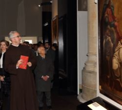 Doña Sofía contempla las piezas de la exposición en compañía del comisario Juan Dobado.