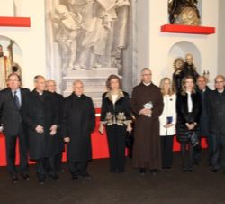 Su Majestad la Reina Doña Sofía, con las personalidades que la acompañaron en su visita a la Basílica de Santa Teresa.