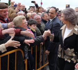 Doña Sofía saluda a los ciudadanos que acudieron a recibirla.