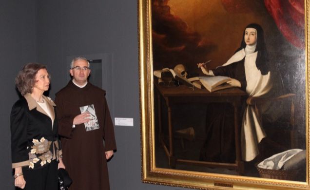 Doña Sofía, junto al comisario de la muestra Juan Dobado, contempla el retrato de "Santa Teresa de Jesús" de Zurbarán.
