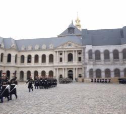 Sus Majestades los Reyes, junto al Primer Ministro Francés, presencian un desfile militar en su honor en el Patio del Hotel de los Inválidos