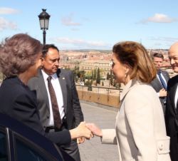 Su Majestad la Reina es recibida por la presidenta de la Junta de Comunidades de Castilla La-Mancha y el presidente del Patronato de la Real Fundación