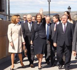 Doña Sofía, acompañada por las autoridades asistentes, saluda a su llegada al Palacio de Congresos El Greco.