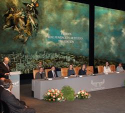 Vista de la mesa presidencia durante la intervención del presidente del Patronato de la Real Fundación de Toledo.