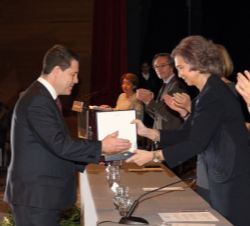 Doña Sofía entrega el galardón al alcalde de Toledo, Emiliano García-Page.