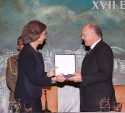 El presidente de la Real Fundación de Toledo entrega el premio especial a Su Majestad la Reina Doña Sofía.