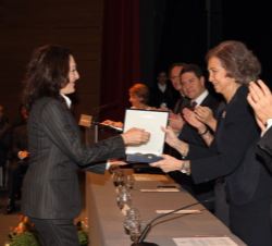 Doña Sofía entrega el premio a la escultora Cristina Iglesias.
