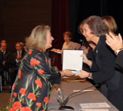 Doña Sofía hace entrega del galardón a la coeditora de El Digital de Castilla-La Mancha, Esther Esteban.