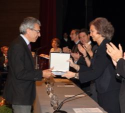Doña Sofía entrega el galardón al delegado de ABC en Toledo, Antonio González Jerez.