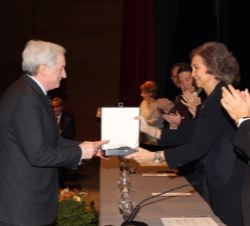 Doña Sofía hace entrega del galardón al presidente del Grupo Promecal, Antonio Miguel Méndez.