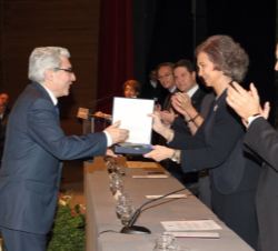 Doña Sofía entrega el galardón a Casimiro García-Abadillo, director de El Mundo.