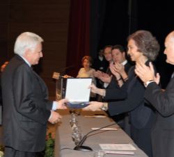 Doña Sofía hace entrega del galardón a Paolo Vasile, consejero delegado de Mediaset España Comunicación.