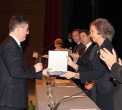 Doña Sofía entrega el galardón al consejero de Educación, Cultura y Deportes de la Junta de Comunidades de Castilla-La Mancha, Marcial Marín Hellín