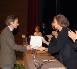 Doña Sofía entrega el galardón al secretario de Estado de Cultura, José María Lassalle
