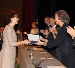 Doña Sofía entrega el premio a Leticia Ruiz