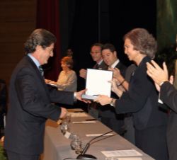 Doña Sofía entrega el galardón al director de Relaciones Institucionales de Nestlé España, Juan Camín