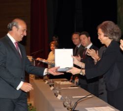Doña Sofía entrega el premio al director de la Fundación Mapfre, Teófilo Domínguez