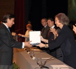 Doña Sofía entrega el premio al director General de Imagen Corporativa de Acciona, Pio Cabanillas