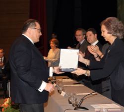 Doña Sofía entrega el premio al consejero y Director de la Fundación de Estrella Damm, Ramón Agenjo