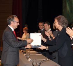 Doña Sofía entrega el galardón al vicepresidente de Globalcaja, Carlos de la Sierra