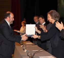 Doña Sofía entrega el galardón al consejero Delegado del Grupo Prisa, José Luis Sainz